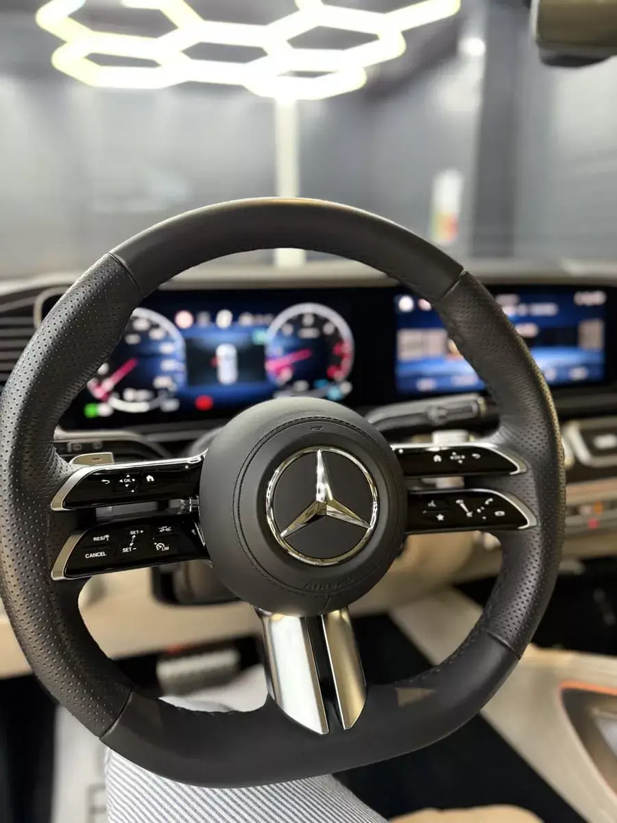 Originálny športový volant Mercedes s multifunkčnými tlačidlami po profesionálnom interierovom čisteni