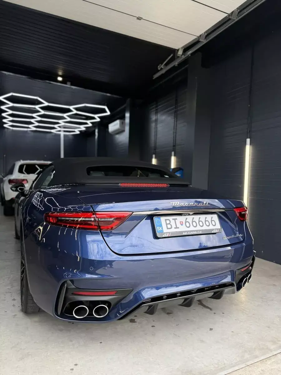 Športové kupé po profesionálnom auto detailingu s leštením laku a aplikáciou ochrannej keramickej vrstvy