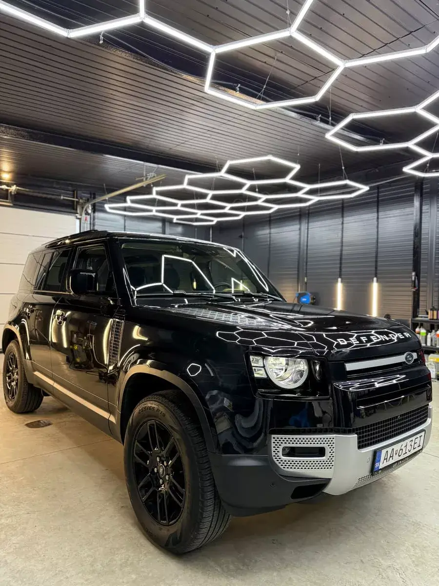 Moderné detailingové centrum s profesionálnym LED osvetlením pre prémiový car detailing a ochranu vozidiel v Nitre