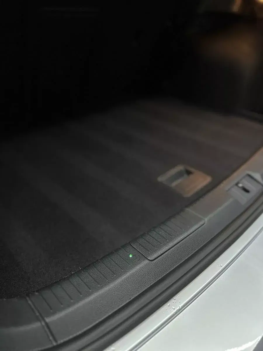 Kompletne vyčistený kufrový priestor vozidla s kvalitným materiálom a ochranou pred poškodením v auto detailingu Nitra