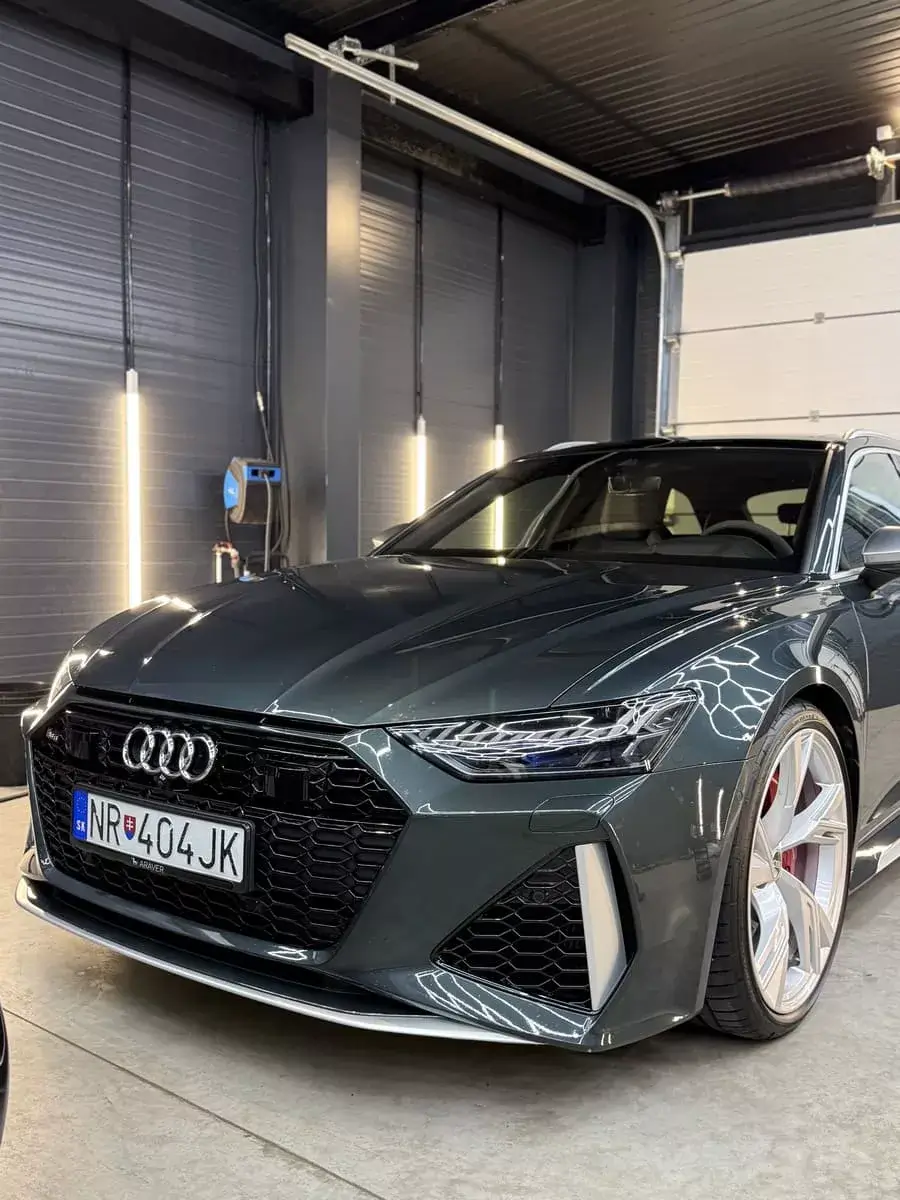 Prémiové vozidlo Audi po kompletnom detailingu s aplikáciou ochrannej keramickej vrstvy a leštenia laku