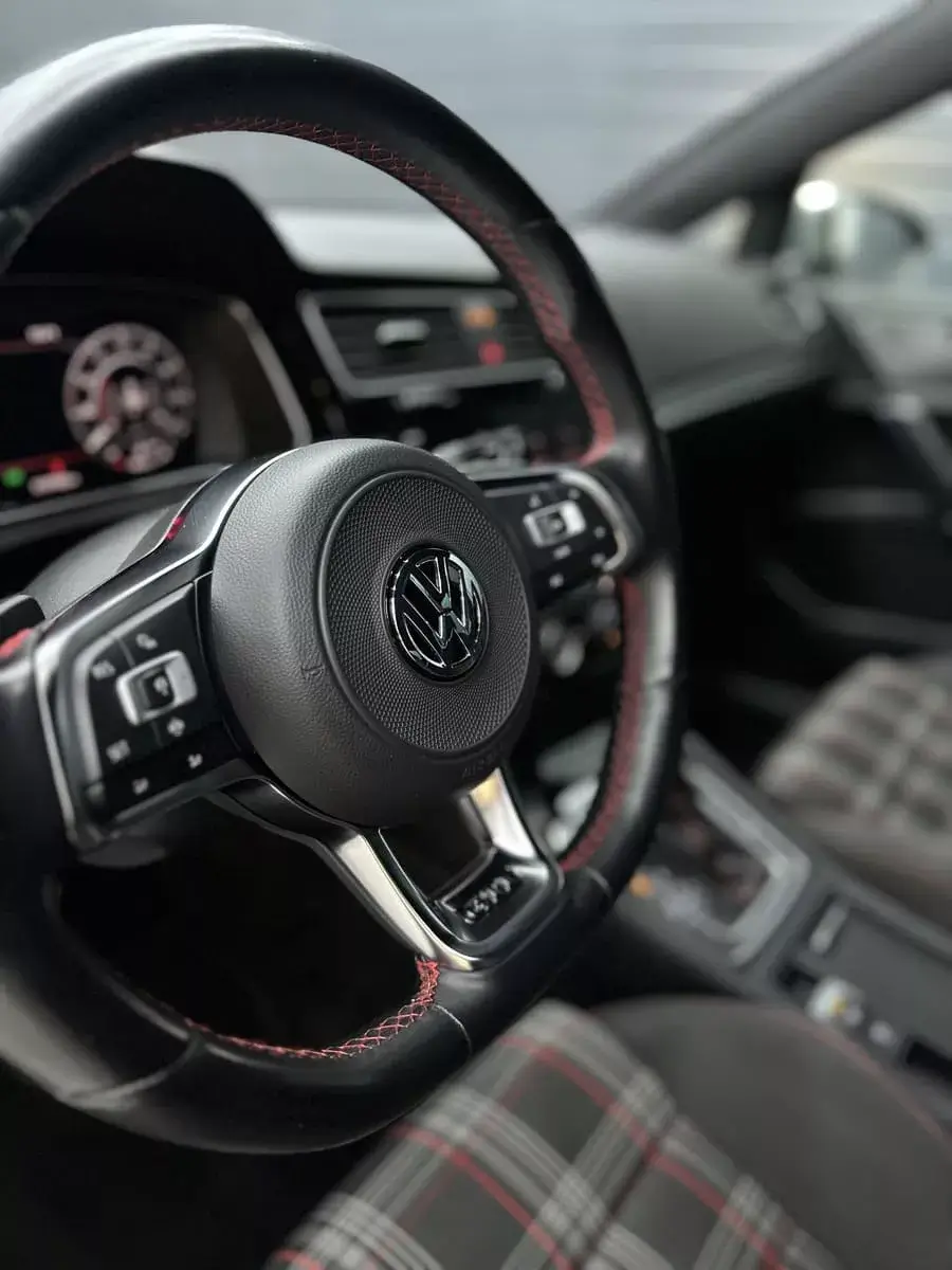 Kožený športový volant Volkswagen s červeným kontrastným prešívaním s vyčistením interierom