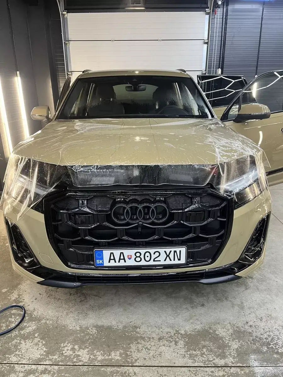Proces aplikácie transparentnej ochrannej PPF fólie na prednú časť karosérie vozidla v detailingovom štúdiu Redes Cars v Nitre
